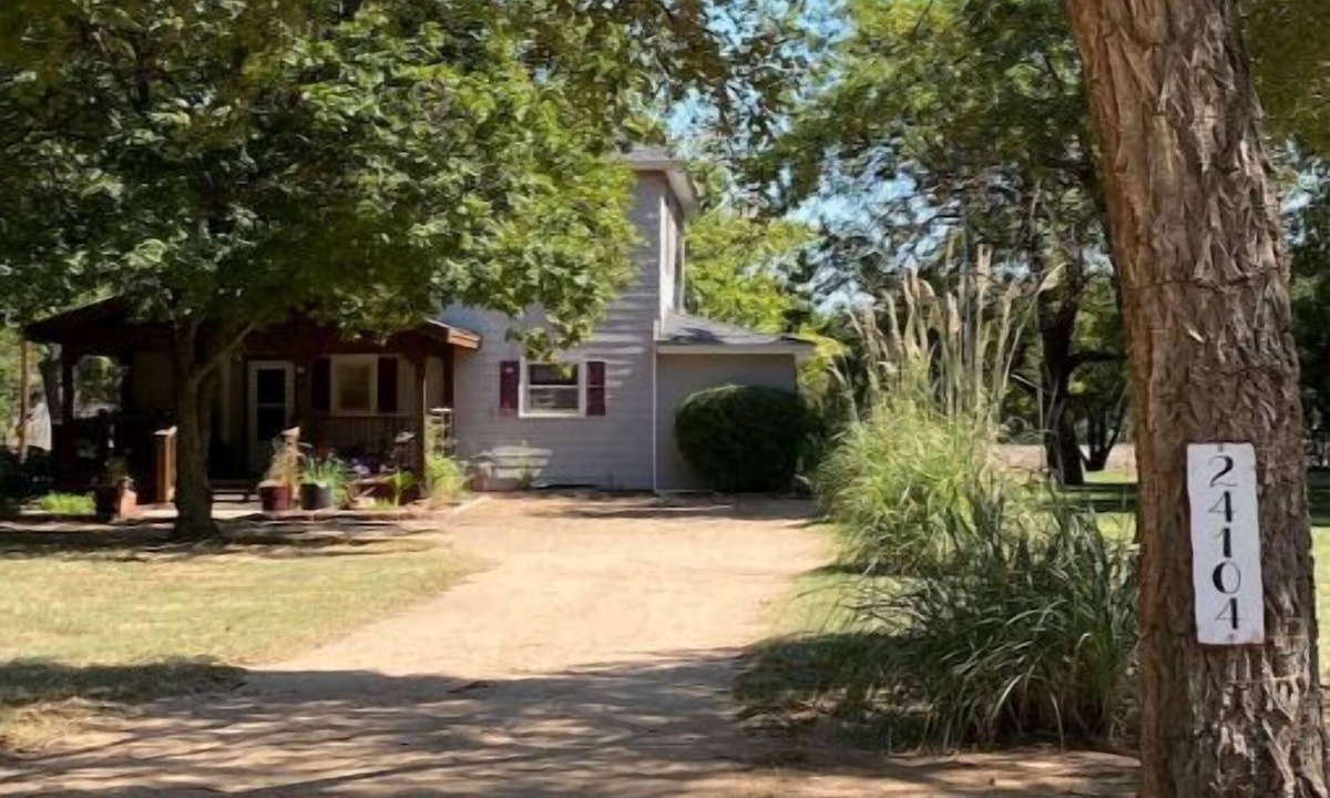 Murdock House | 1880 Country Farmhouse. Quiet-Lake-Hunt-Pets ok-Hot Tub