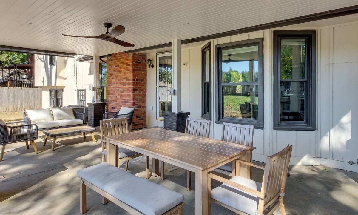 Blue Springs Cottage | 19 Mi to Kansas City: Group Retreat w/Game Room!