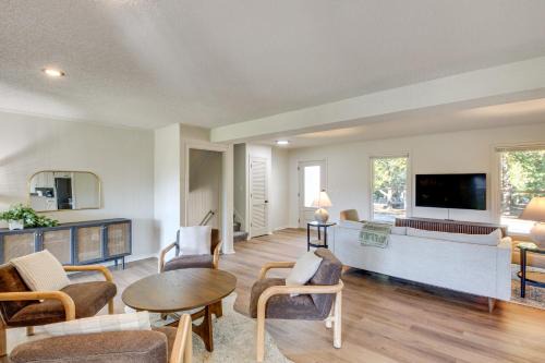 Blue Springs House | 19 Mi to Kansas City: Group Retreat w/Game Room!