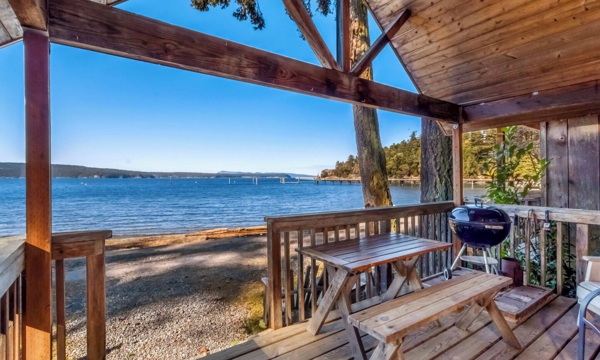 Eastsound Cabin | 1BR Beachfront Cabin directly on world class west-facing beach!