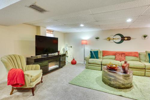 South Kansas City Apartment | 2 Mi to Kansas City Stadium: Cozy Couple’s Studio!