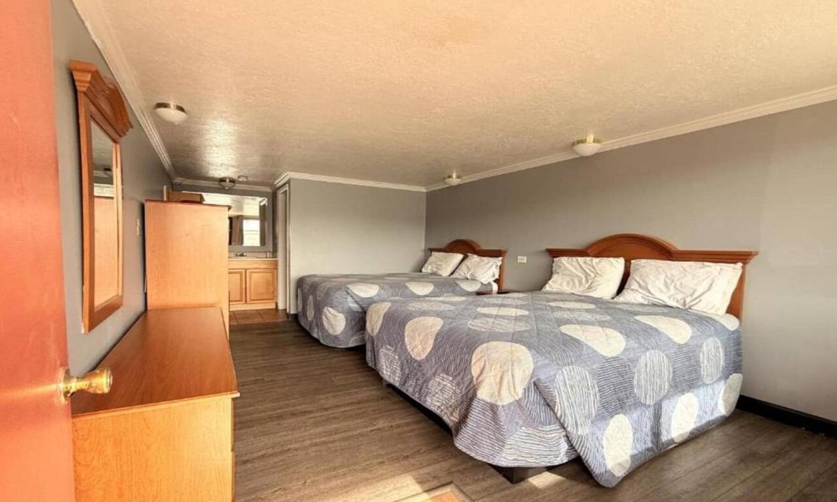 Rock Springs Apartment | 2 Queen Beds Non-Smoking