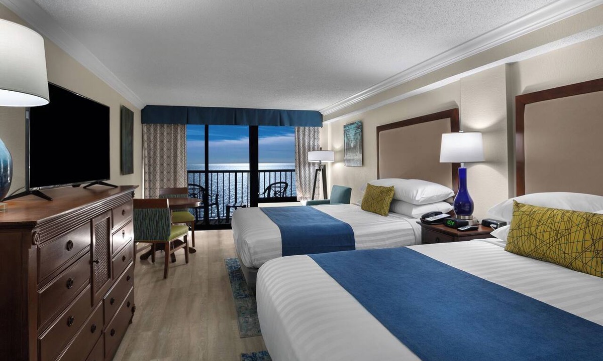 Myrtle Beach Hotel | 2 Queens Oceanfront Room - Sea Crest Resort