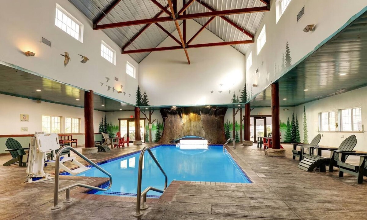 Johnston Hotel | 2 Suites | Johnston Retreat w/Pool and Gym Access | 0.5 mi to Texas Roadhouse