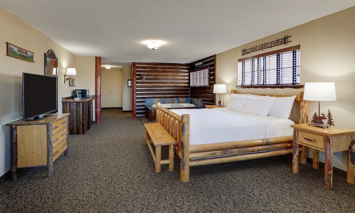 Moline Hotel | 2 Units | Central Moline Stay w/Gym Access | 0.7 mi to Mississippi Riverfront