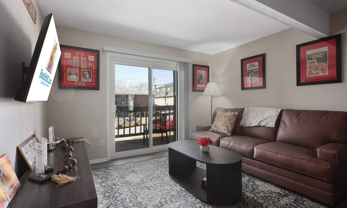 Rosedale Apartment | 2BR Chiefs Themed Apt King Beds!
