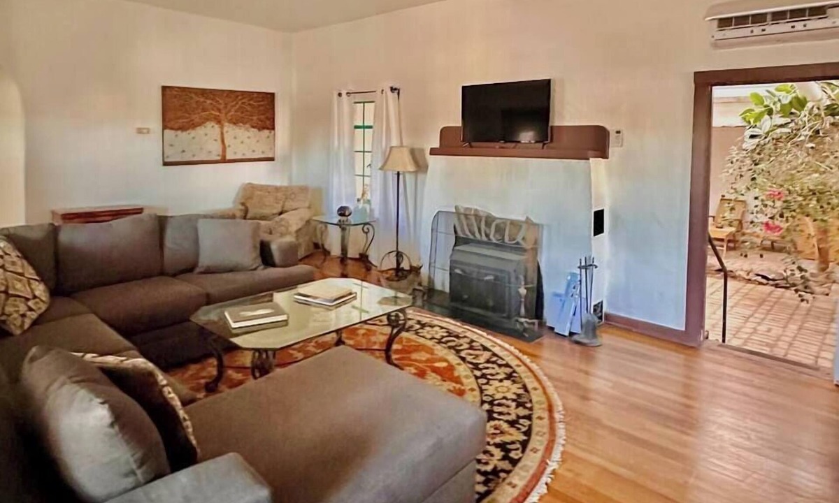 Las Cruces House | 3 bed 2 bath Hacienda near Downtown and NMSU.