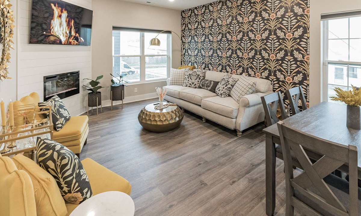 Dahlman House | 3 bed 4 bath Townhouse w Porch & Rooftop deck- 5 min to Downtown!