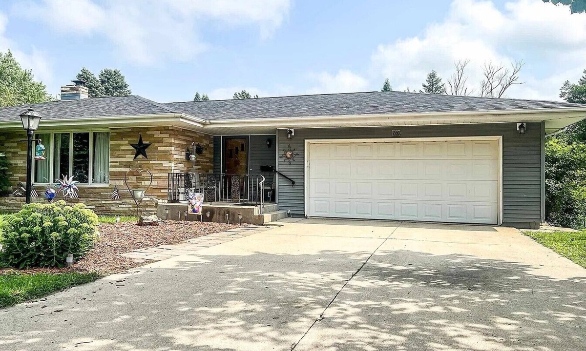 Spirit Lake House | 3-bedroom house in serene Spirit Lake with AC comfort