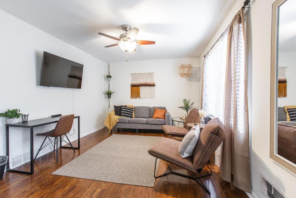 South Kansas City Villa | 3 Bedrooms House in Waldo Kansas City
