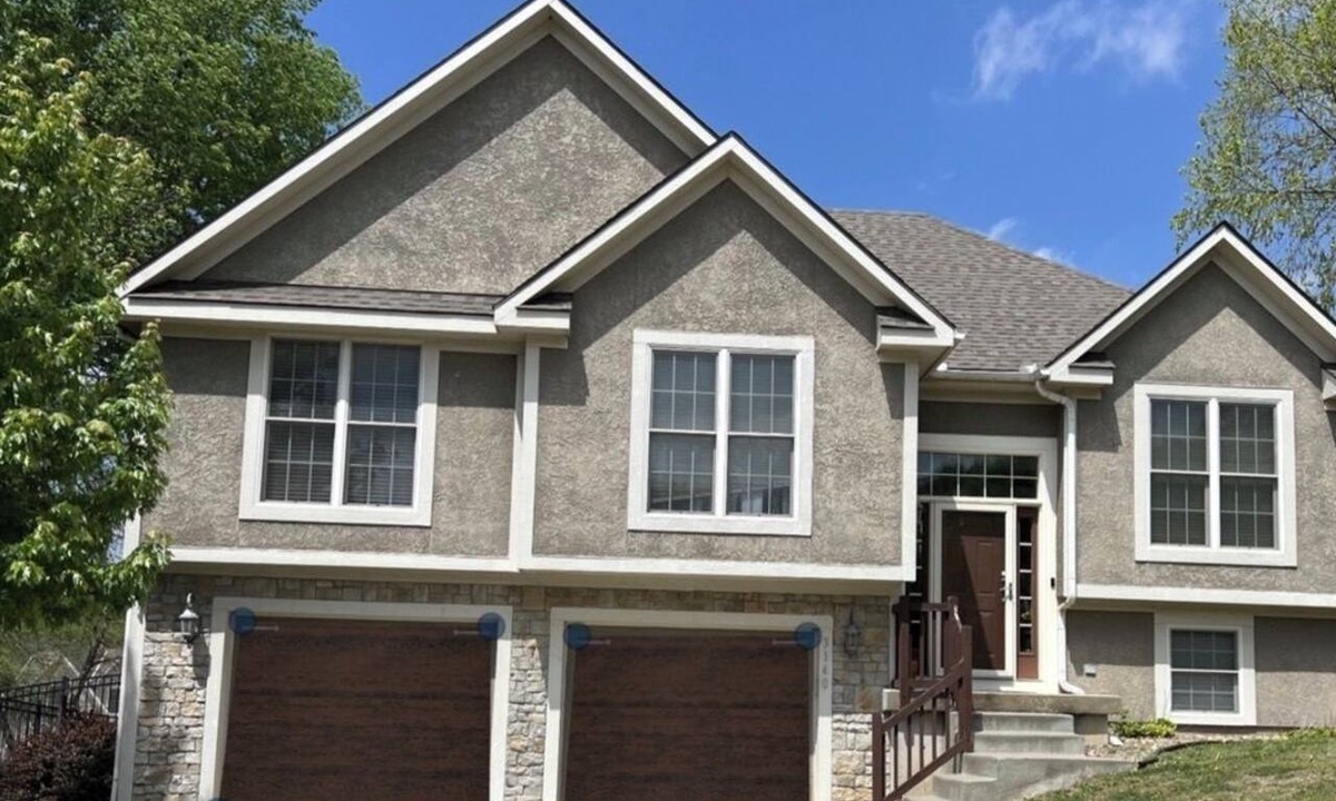 I-435 West KC-KS House | 3-BR 2.5BA home-quaint KCK neighborhood. Fenced yard, hot tub; perfect location!