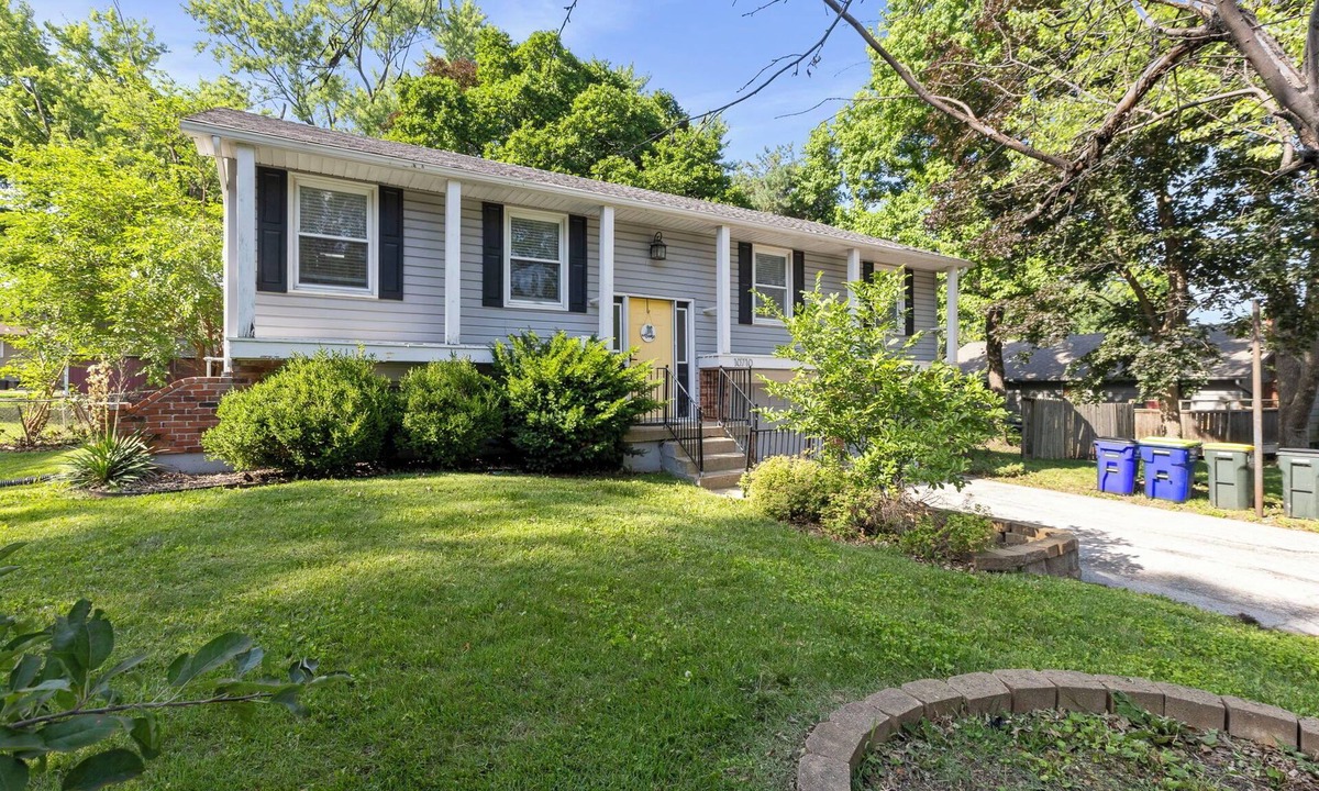 Lenexa House | 3 BR Overland Park Escape w/Deck close to Soccer Match Ease