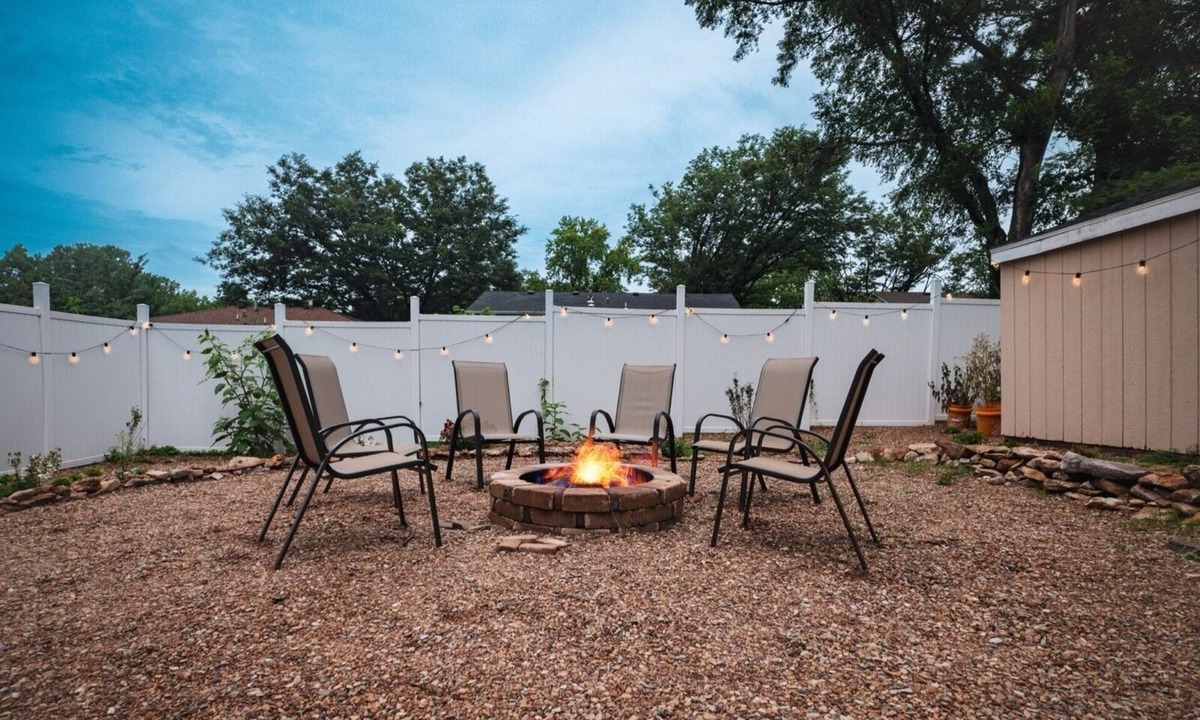 Lawrence House | 3 BR Urban Retreat: 5 beds -King, Queen, 2 Twins & sofa bed 3mi to KU & Downtown