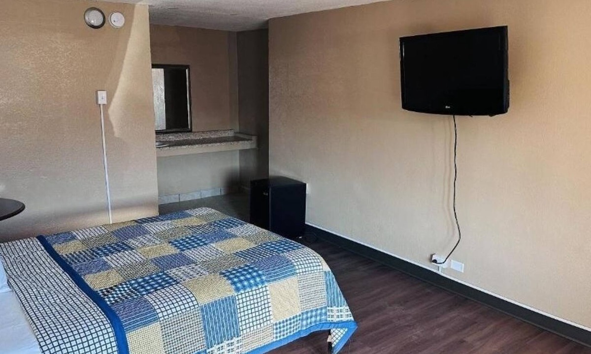 Fort Wayne Hotel | 3 Budget-Friendly Rooms Perfect for Exploring Lakeside Park Rose Garden