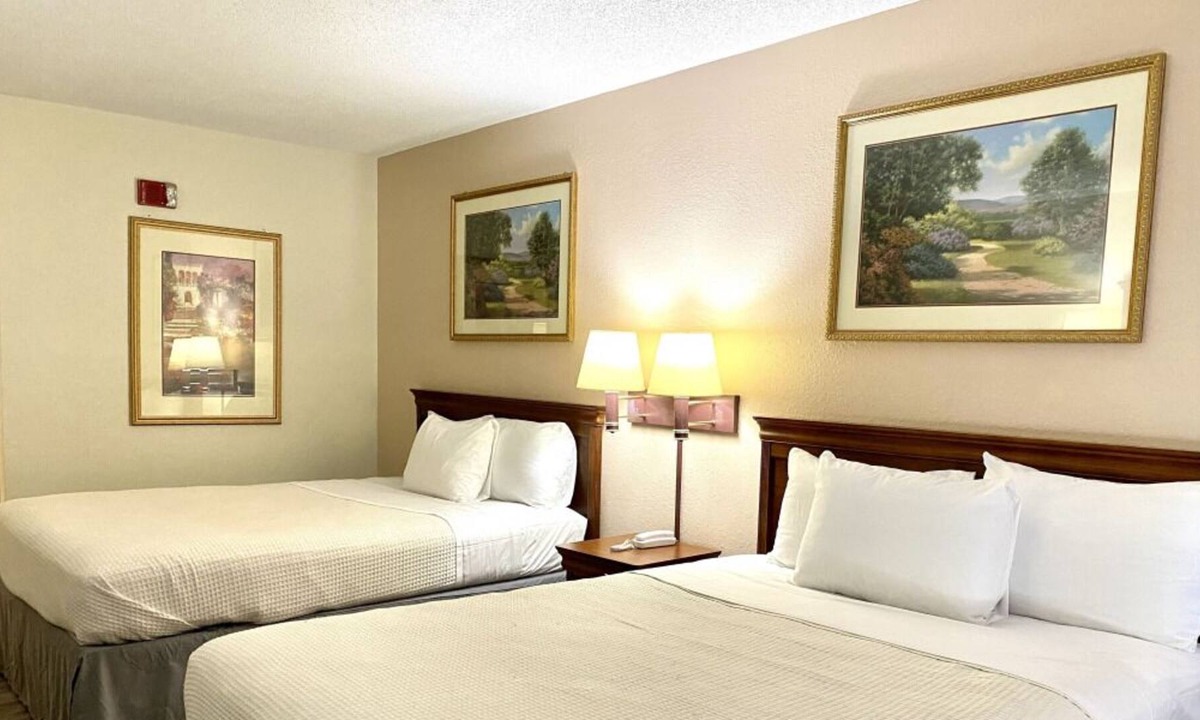 Mount Vernon House | 3 Convenient Units Close to Riverbend Park! Free Breakfast & Parking