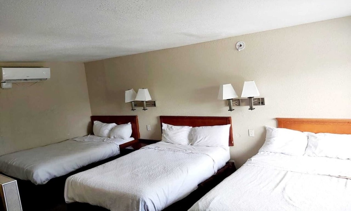 South Central Omaha Apartment | 3 Full bed|smoking|Omaha NE