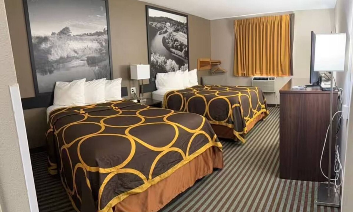 Lexington Hotel | 3 Peaceful Rooms w/Free Parking & Near Restaurants—Peaceful Weekend Stay