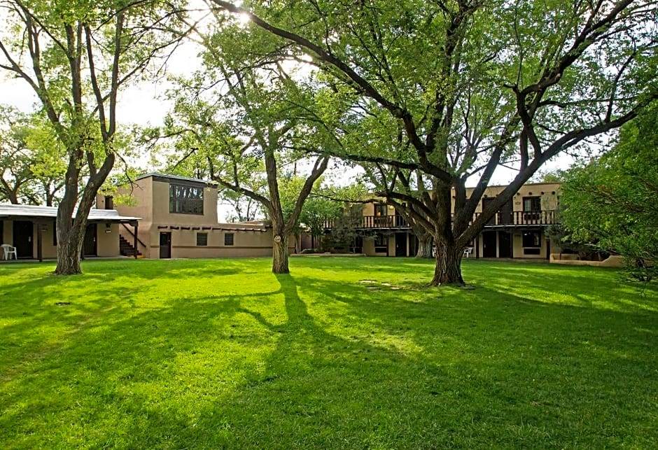 Taos Hotel | 3-Star Hotel ∙ Sagebrush Inn & Suites