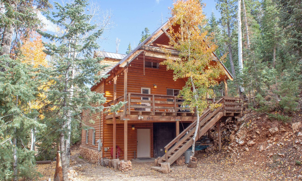 Duck Creek Village Cabin | 3 Story Cabin w/Spacious Deck and a Treasure Hunt