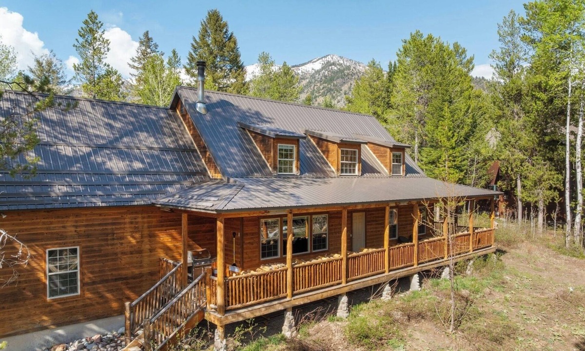 Alpine Northeast Cabin | 30 Min to Jackson Hole Alpine Retreat Hot Tub Sleeps 12