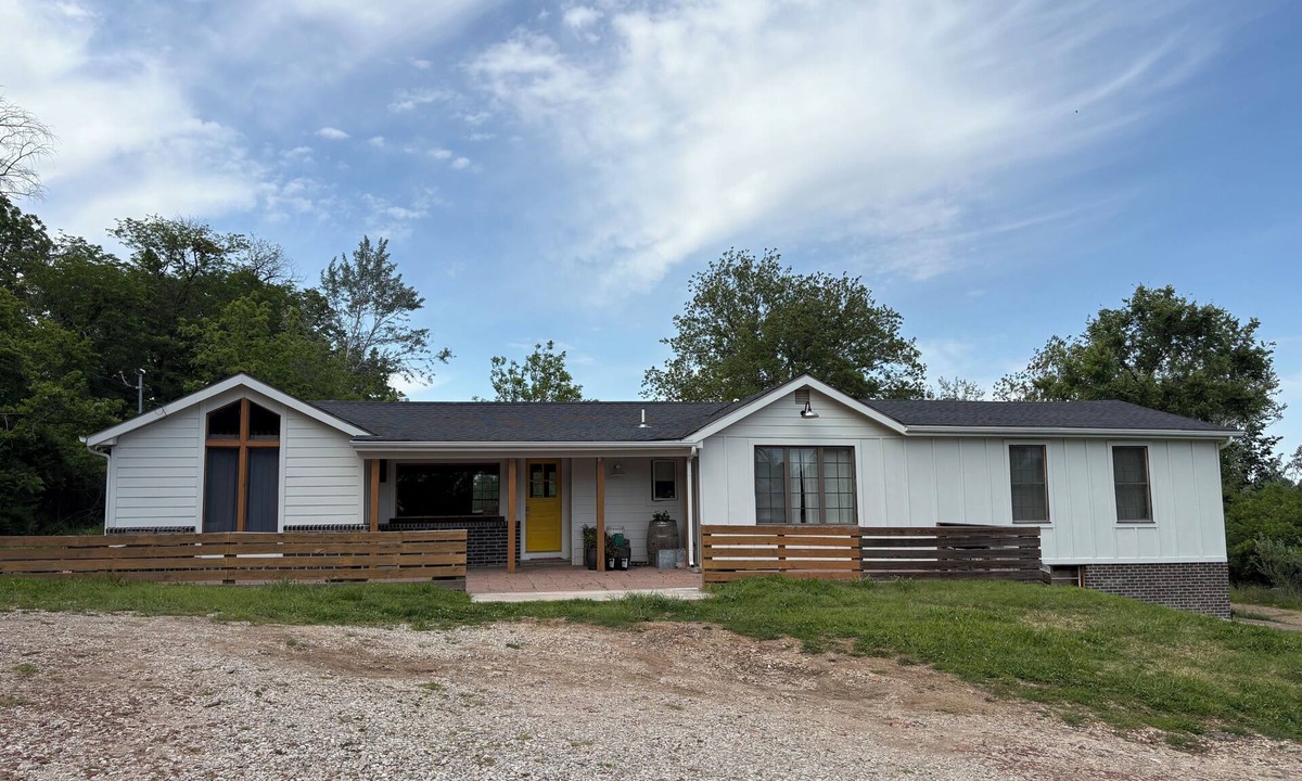 South Kansas City House | 4-bedroom house in Kansas City. 16 miles from GEHA stadium for Major international sporting event