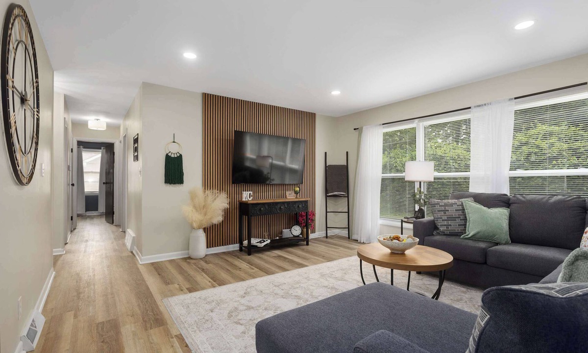 Lee's Summit House | 4BR | King Beds + Ping Pong + Darts