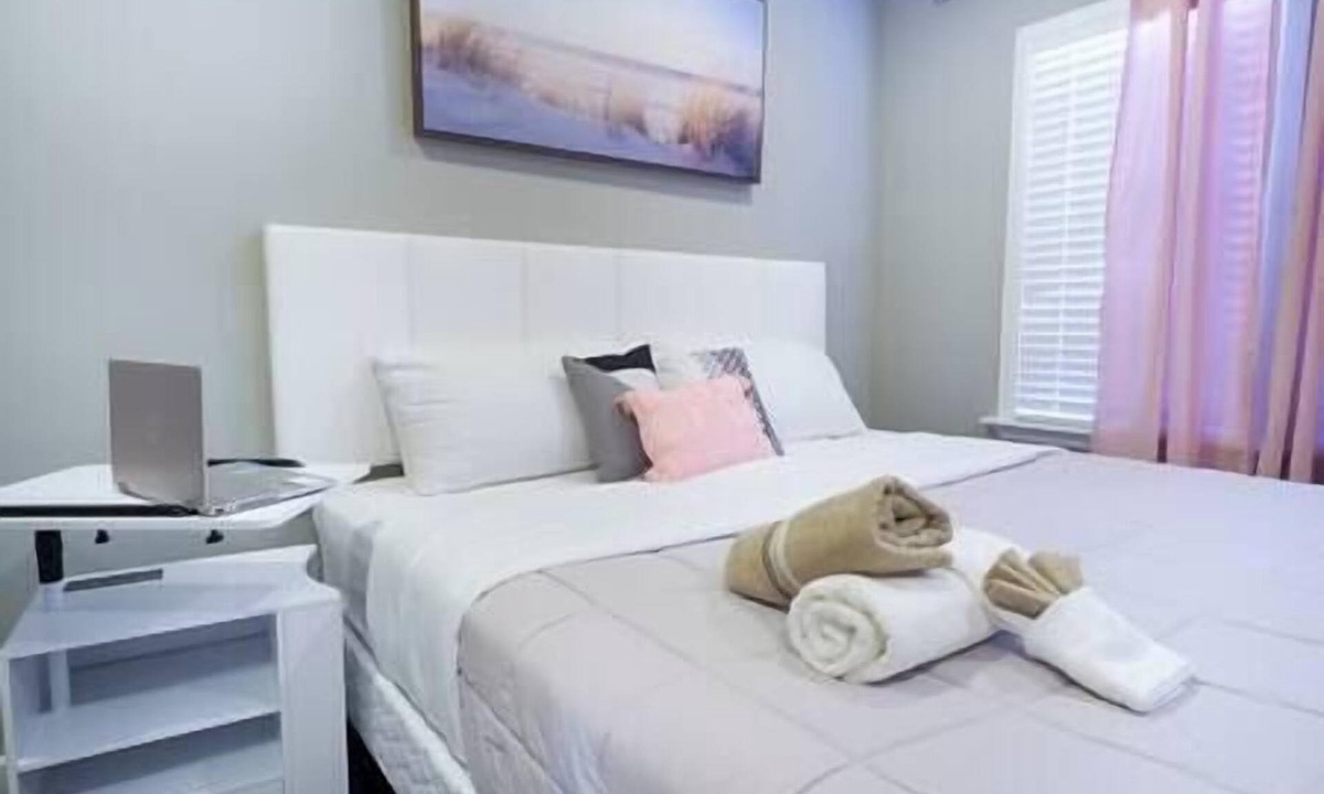 Sioux City House | 5BR Crew Hub | Sleeps 9+ | Fast WiFi + Parking