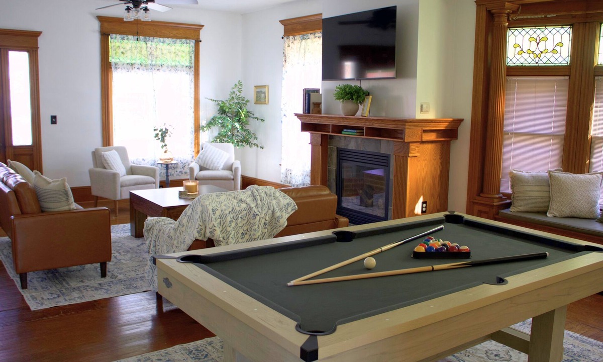Melrose Park Apartment | 5BR Riverfront-PoolTable-Large Yard in Auburn near Emerson Park