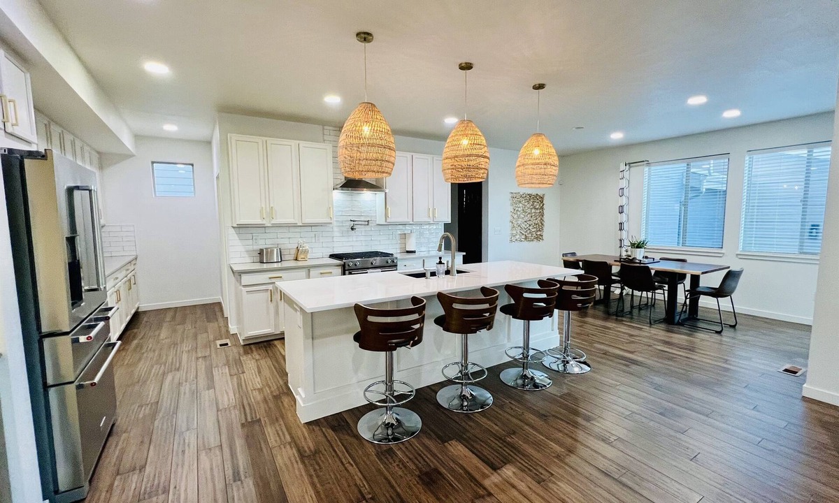 Arvada House | 6BR, 4 Bath Huge Kitchen Sleeps 12 Comfortably