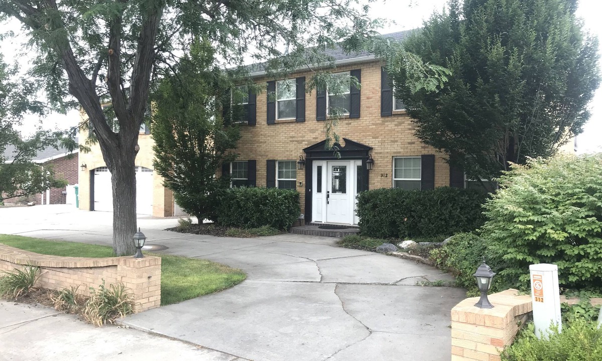 Orem North House | 7 Private Bedroom-Sport Court-Steam Spa-Theater-Close 2 BYU-UVU-TEMPLES-SUNDANCE