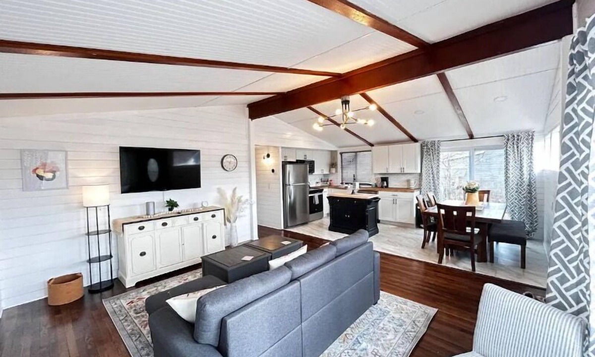 Hamilton House | 8th Street Haven - House in DT Hamilton