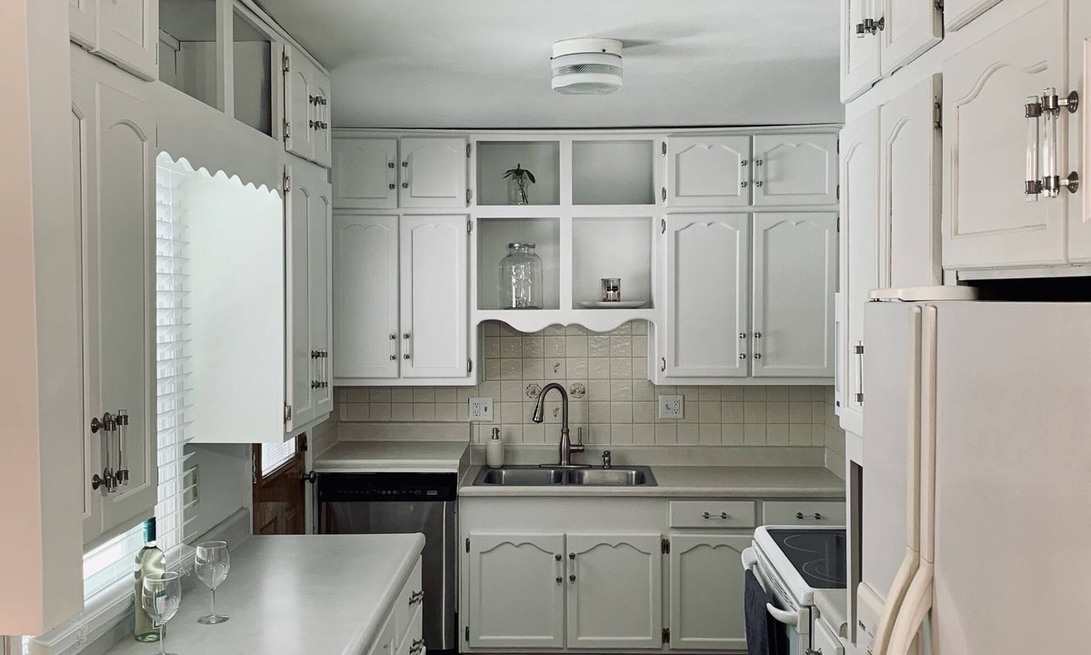 Bellevue House | A bright and cozy home away from home in Bellevue