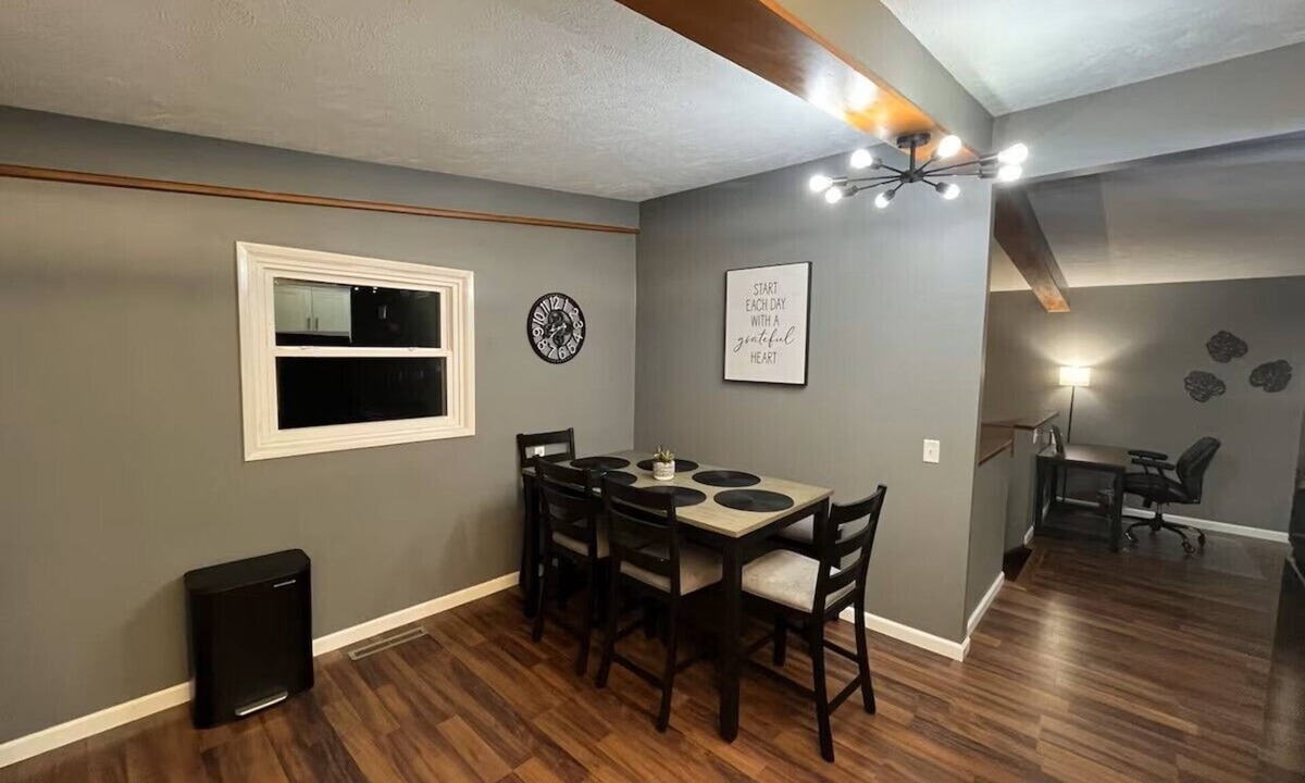 Lincoln House | A cozy and warm 3 bedroom retreat in the heart of the Midwest