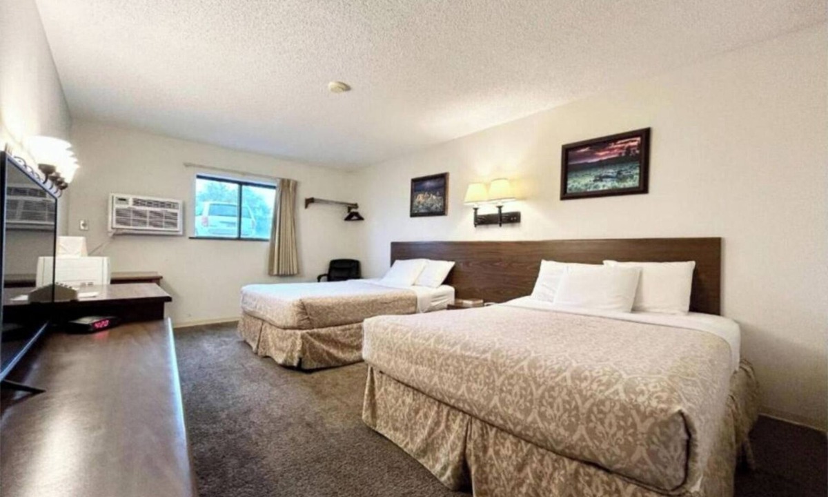 Wolf Point Hotel | A Delightful and Tranquil Retreat Next to Wolf Point Area Museum | Free Parking