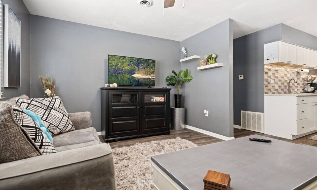 Bartonville House | A Post-Impressionist`s Muse: 2BD close to PIA