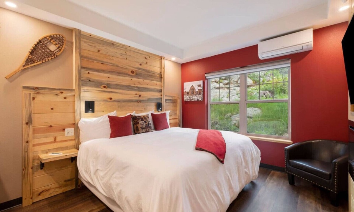 Estes Park Bed & Breakfast | AC, K Bed, Fireplace, Shared Hot Tub - Lodge 101