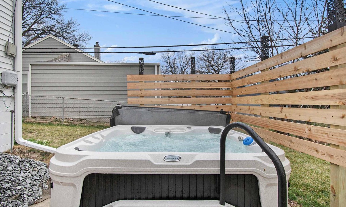 Benson House | Adorable 2BR, Hot tub & Close to Attractions!