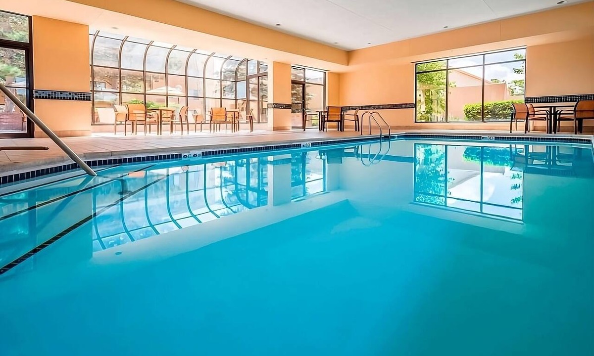 South Kansas City Hotel | Adventure in Kansas City! Indoor Pool, Pet Friendly and Free Parking!