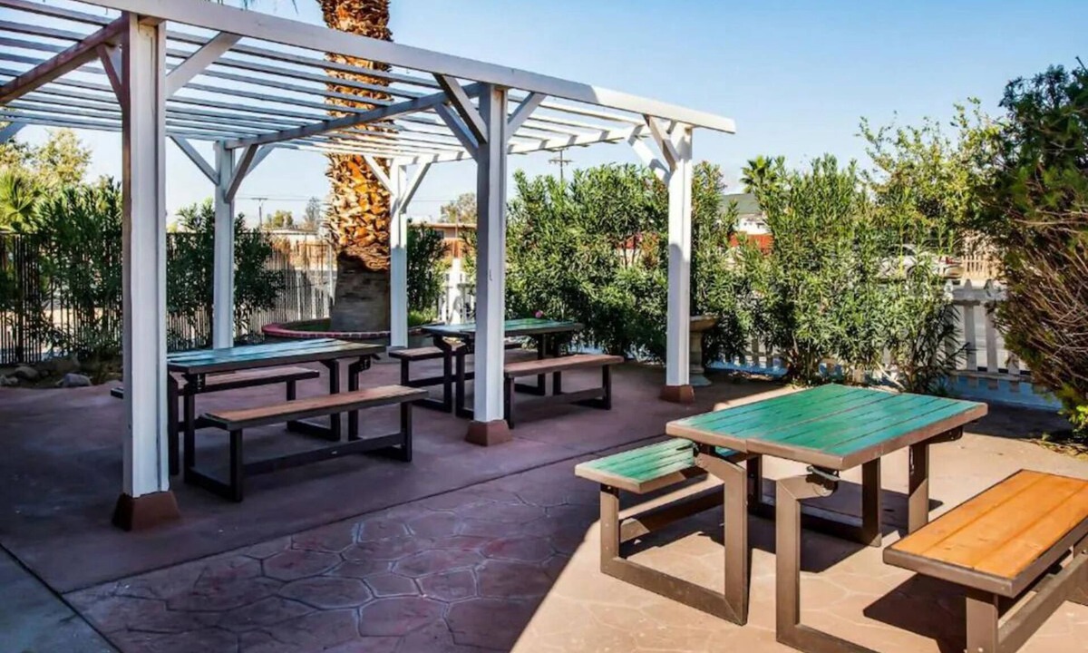Ridgecrest Hotel | Affordable Base for Exploring Ridgecrest - 4 Rooms Perfect for Group Travels!