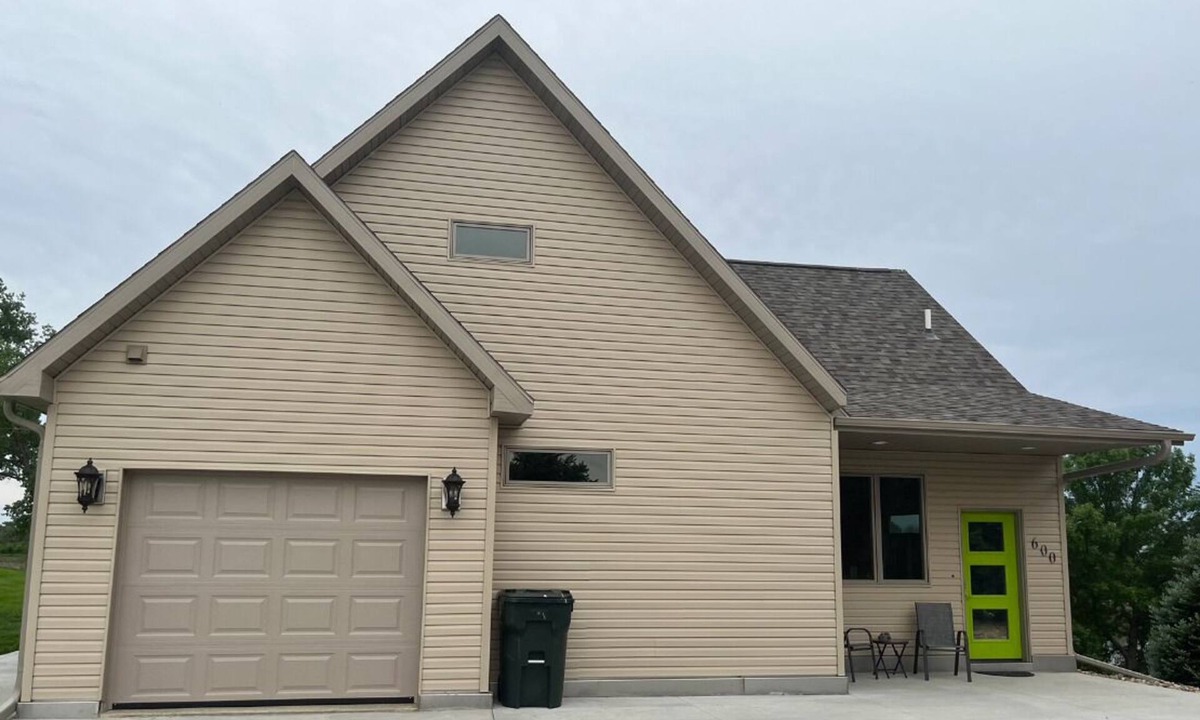 Dakota City House | Alien Point Riverfront home for a relaxing getaway