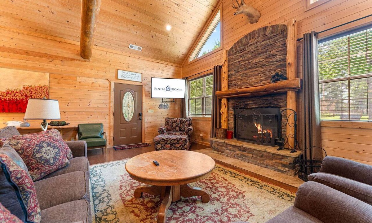 Ridgedale Cabin | Authentic Log Cabin w Private Hot Tub, Fire Pit & Pool Table I Near Big Cedar