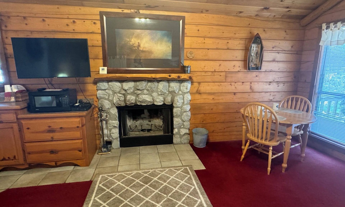Afton Cabin | Autumn Leaves ROMANTIC Log Cabin in the woods. Hot Tub & Wood Burning Fire Place