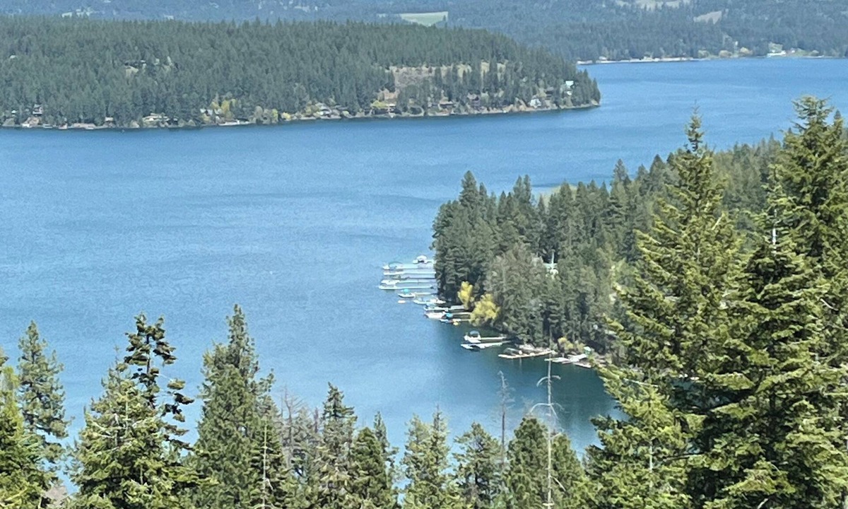 Hayden View Estates Bed & Breakfast | B&B with fireplace, 4 TV's, deck, billiards, firepit & great view of Hayden Lake