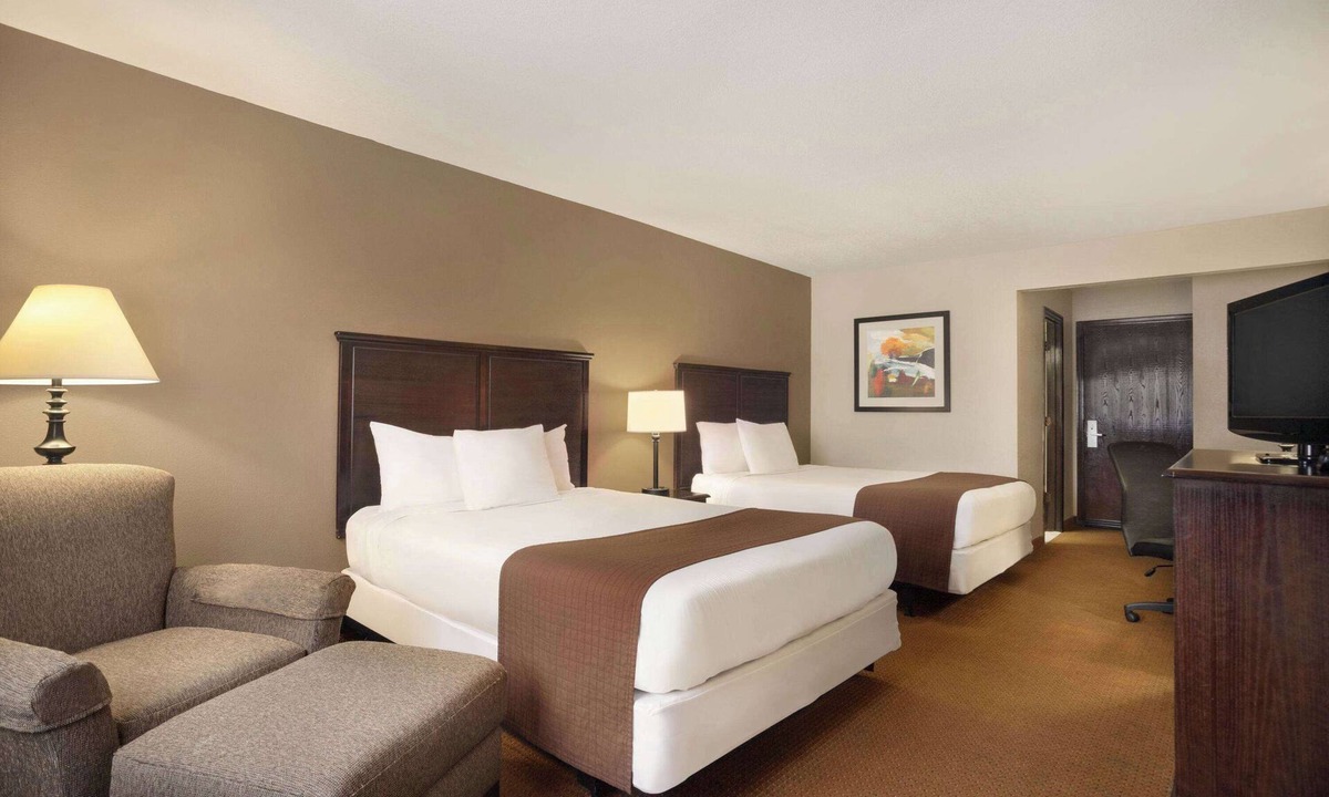 Shawnee Heights Hotel | Baymont by Wyndham Kansas City KU Medical Center