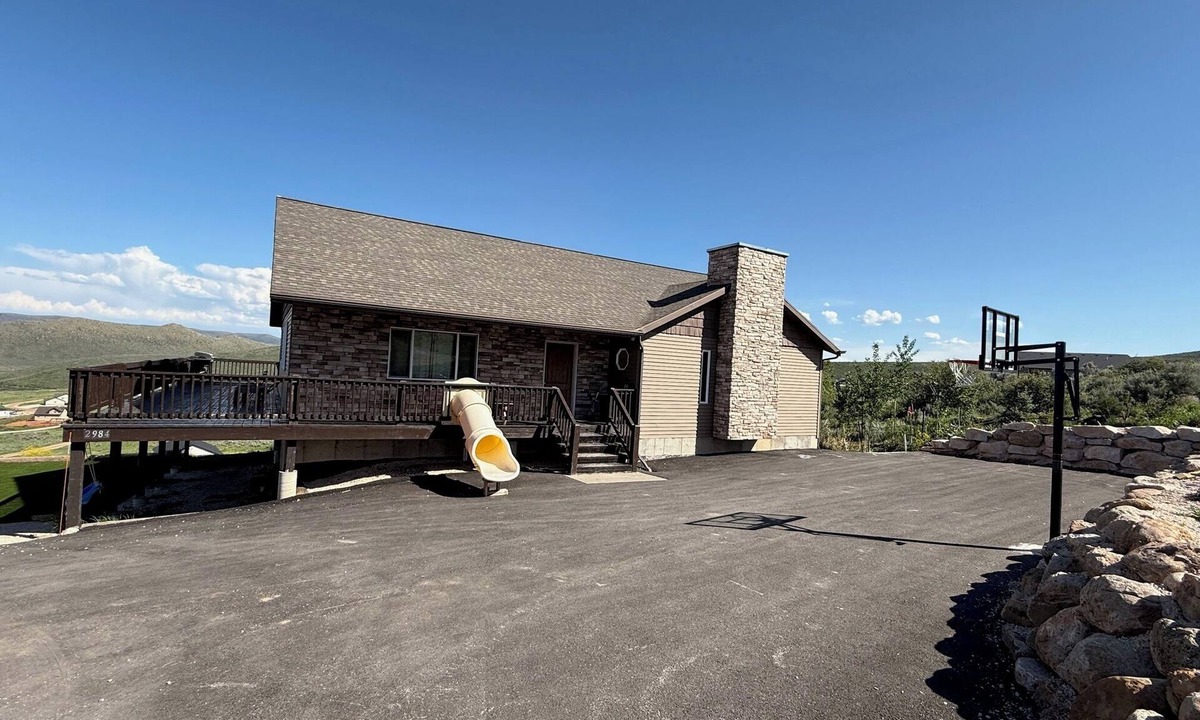 Sweetwater Cabin | Bear Lake Family & Group Retreat. Lake Views, Beach Access, AC, large kitchen