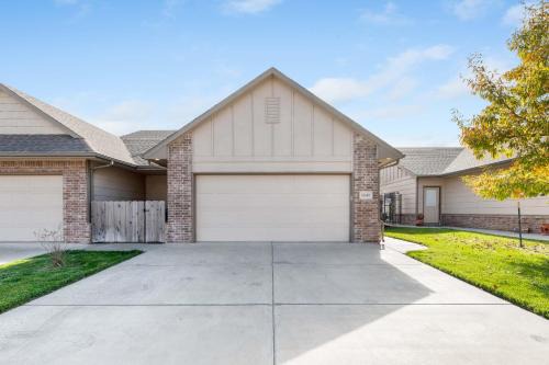 Wichita House | Beautiful 3 bed 2 bath property with 2 car garage