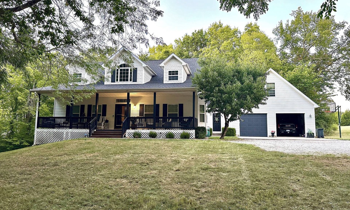 Liberty House | Beautiful 4 bedroom Country Estate in Liberty. Minutes from downtown KC.