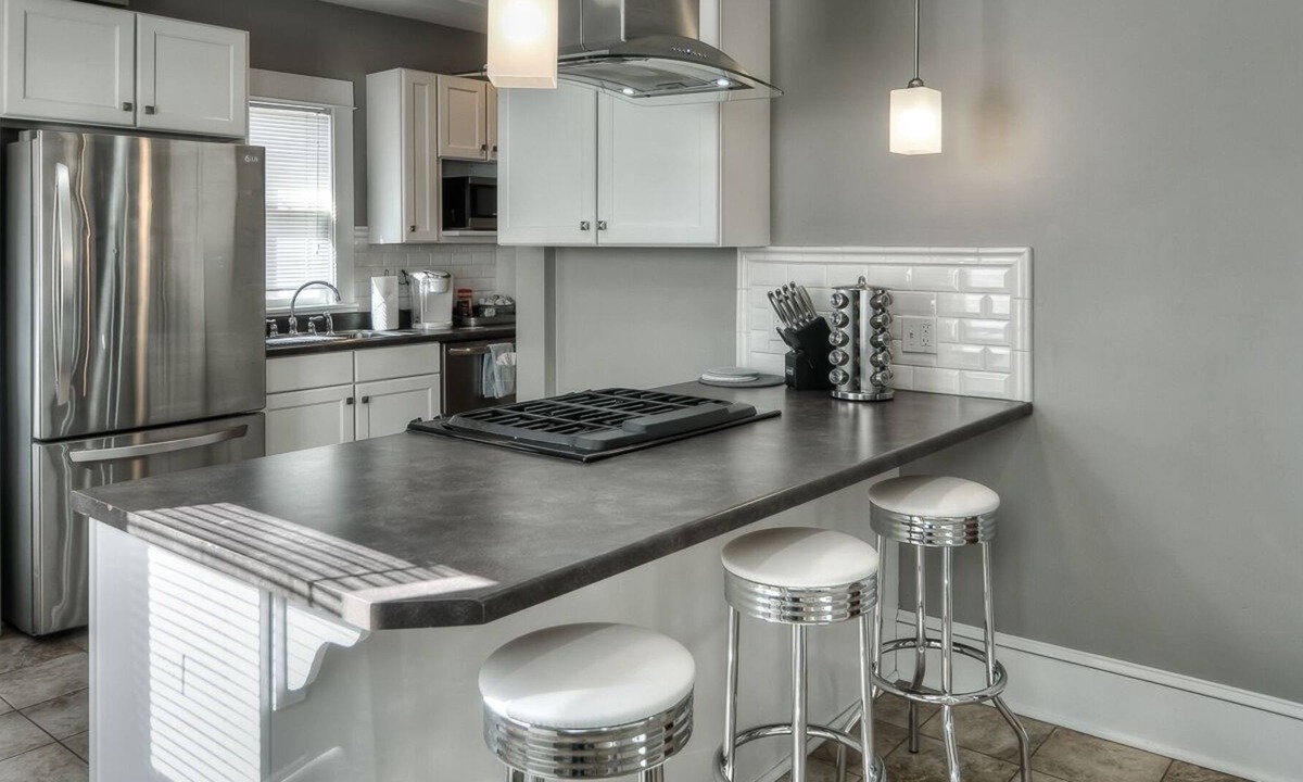 Dundee-Happy Hollow Historic District House | Beautiful 4 bedroom home, Midtown, Sanitized