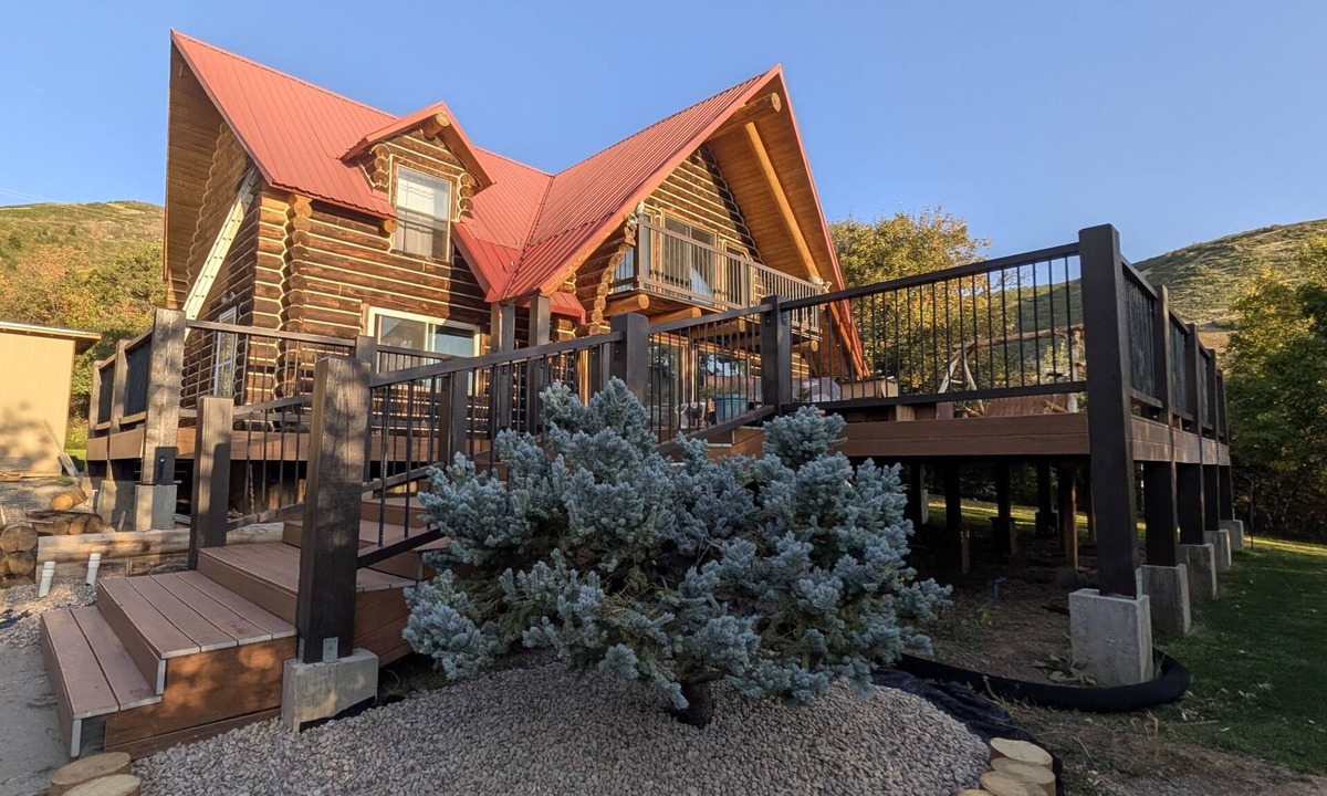 Midway Cabin | Beautiful mtn cabin, sauna, cold plunge, decks, views, hot springs 5 min, games