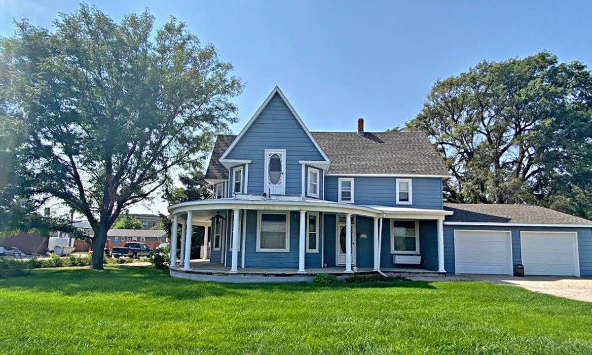 Hoxie Bed & Breakfast | Beautiful Victorian in rural northwest Kansas